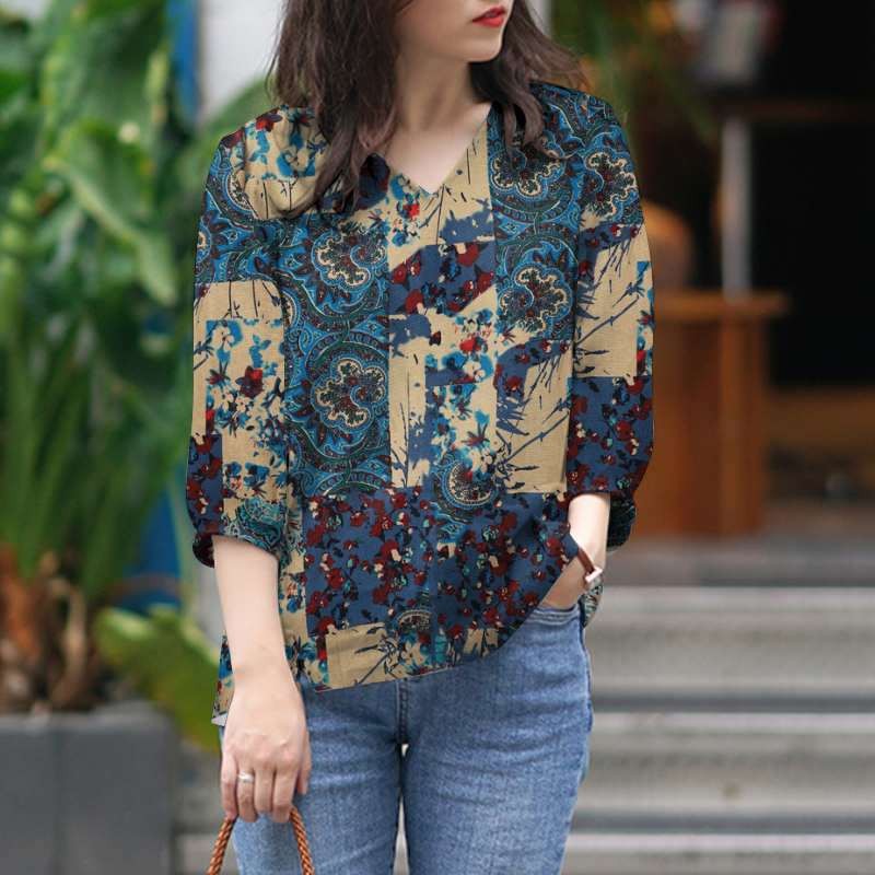 Womens Stylish V-neck Top With Three-quarter-length Sleeves Featuring A Printed Design